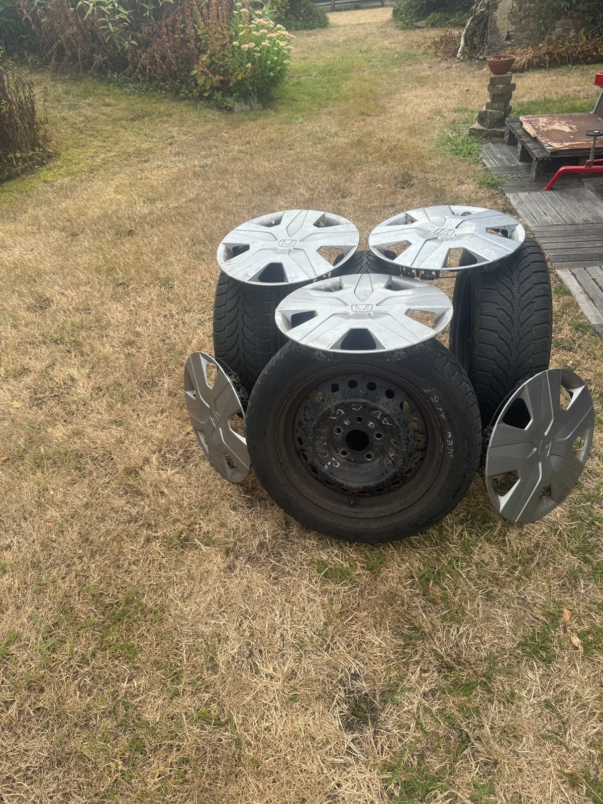 4 Bridgestone-banden + 5 wieldoppen + nieuw dekzeil — 250€, Zakelijke goederen, Ophalen