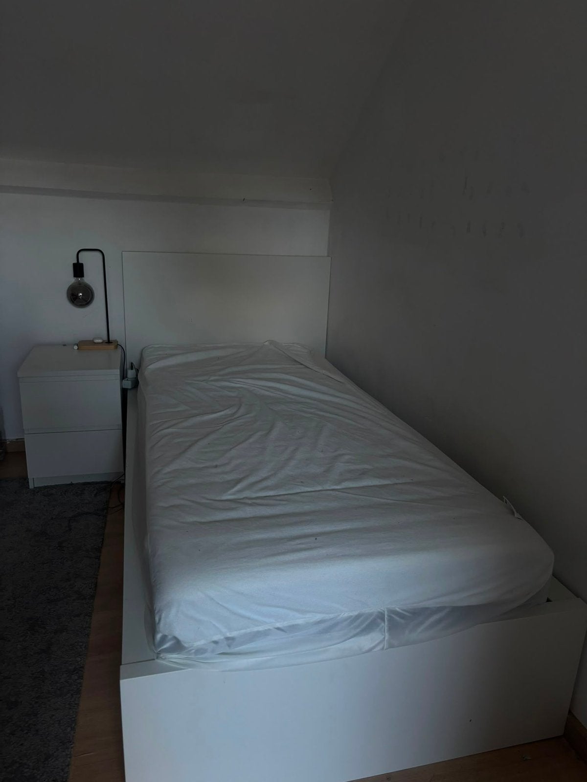 Bed met matras en nachtkast, Huis en Inrichting, Slaapkamer | Bedden, Ophalen of Verzenden, Zo goed als nieuw