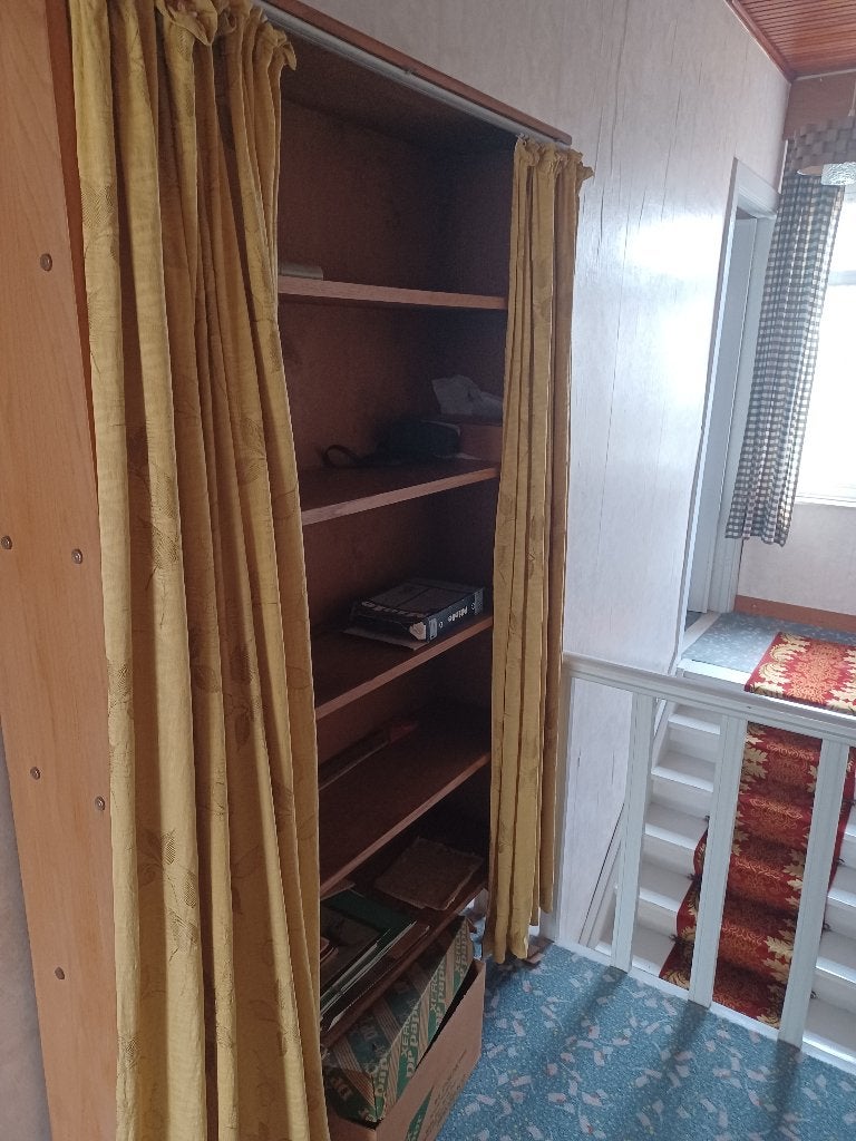oude boekenkast met gordijn, Enlèvement
