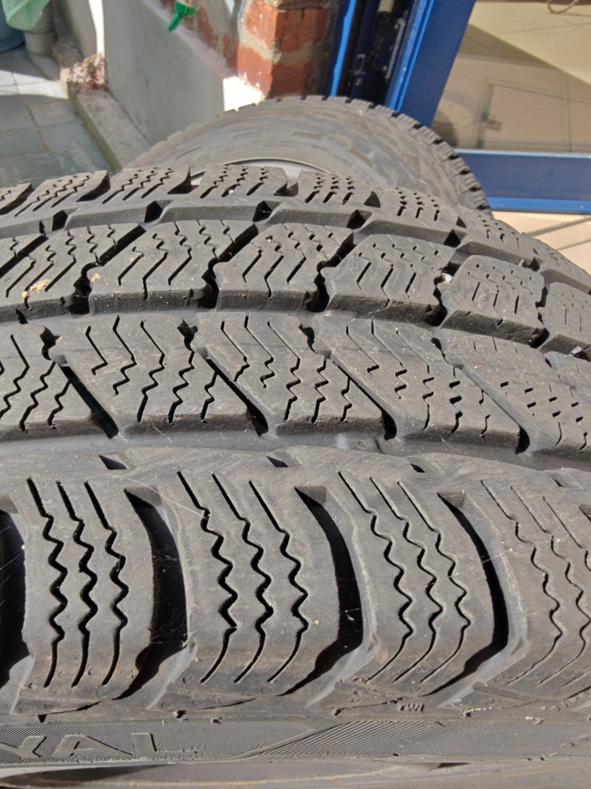 2 pneus neige Uniroyal snow max 3 205/65/r16 c, Ophalen, 16 inch, Banden en Velgen, Bestelwagen