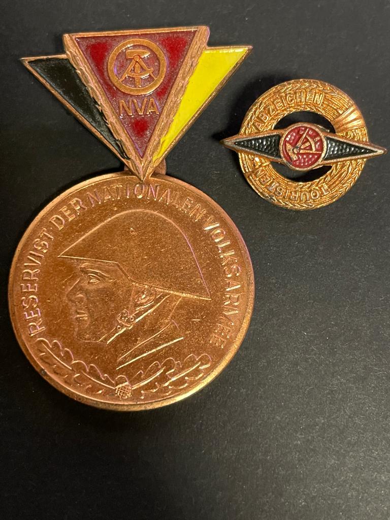 Duitsland DDR NVA - Medaille + speldje, Ophalen of Verzenden