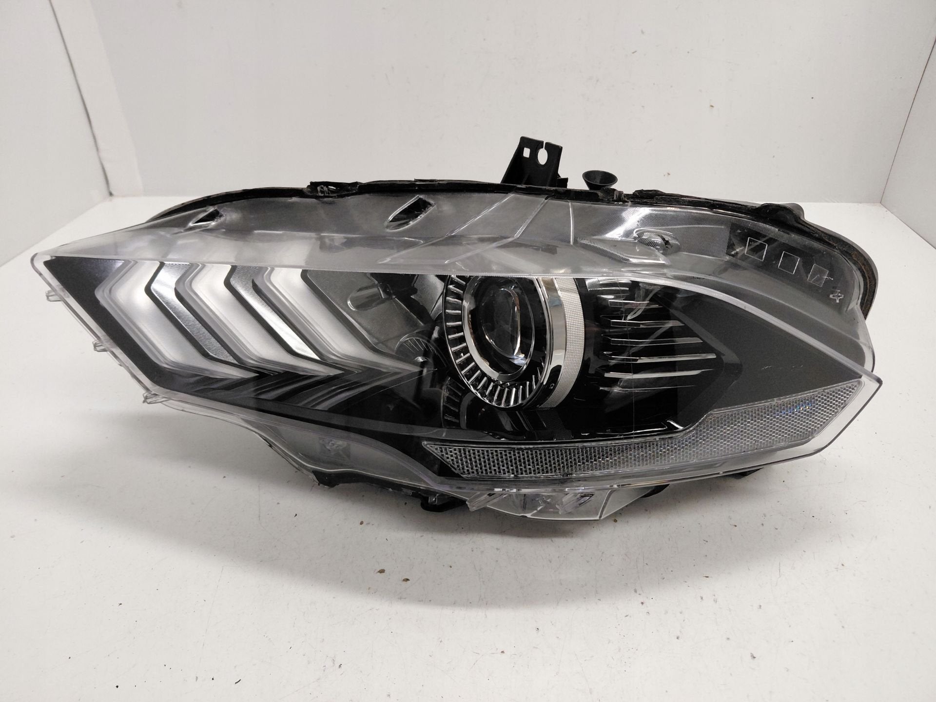 Phare gauche Ford Mustang VI 850158934709960, Info@ford.com, Ford Motor Company, American Road 1
48126  Dearborn, Ford