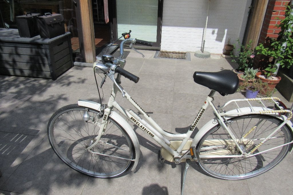 Witte damesfiets + 2 fietstassen, Gebruikt, Velgrem, Versnellingen, 56 cm of meer