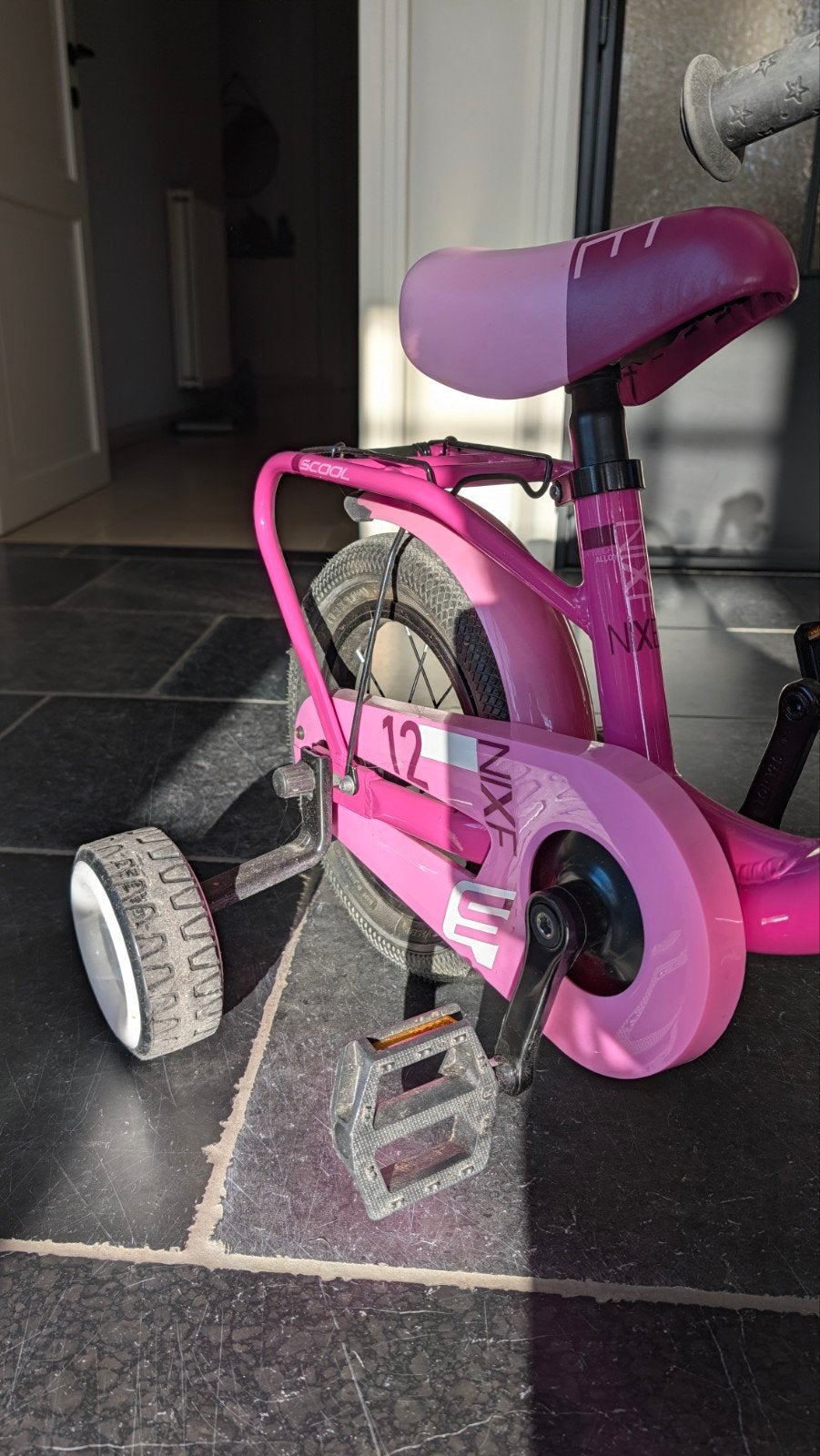 S'COOL niXe 12-inch kinderfiets– Lichtgewicht, veilig, Fietsen en Brommers, Ophalen, Zo goed als nieuw, Terugtraprem, Scool