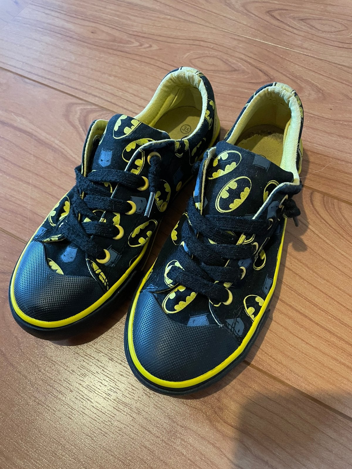 Batman maat 35, Kinderen en Baby's, Kinderkleding | Schoenen en Sokken, Ophalen of Verzenden, Zo goed als nieuw, Schoenen