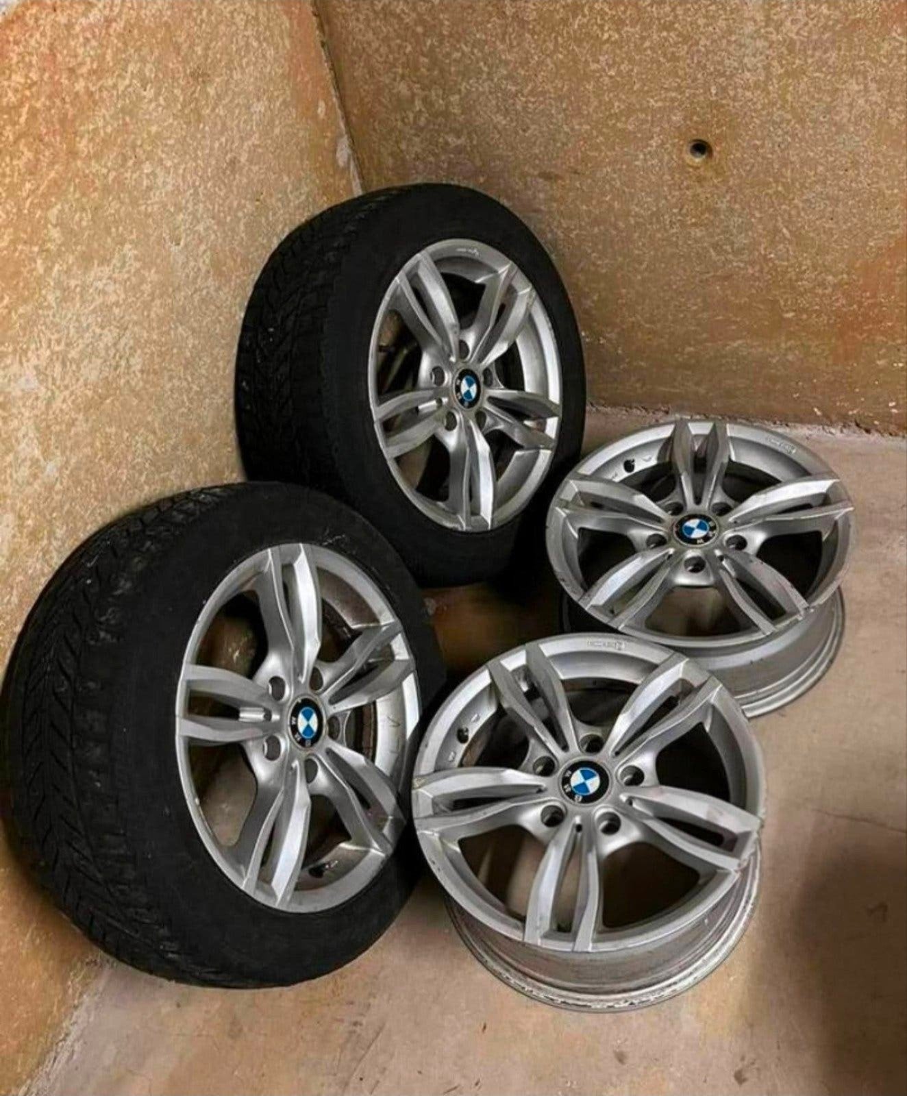 Jantes BMW d'origine 205 /55/16 1 avec pneus et 3 sans, Pneus et Jantes, Pneus hiver, 16 pouces, Véhicule de tourisme