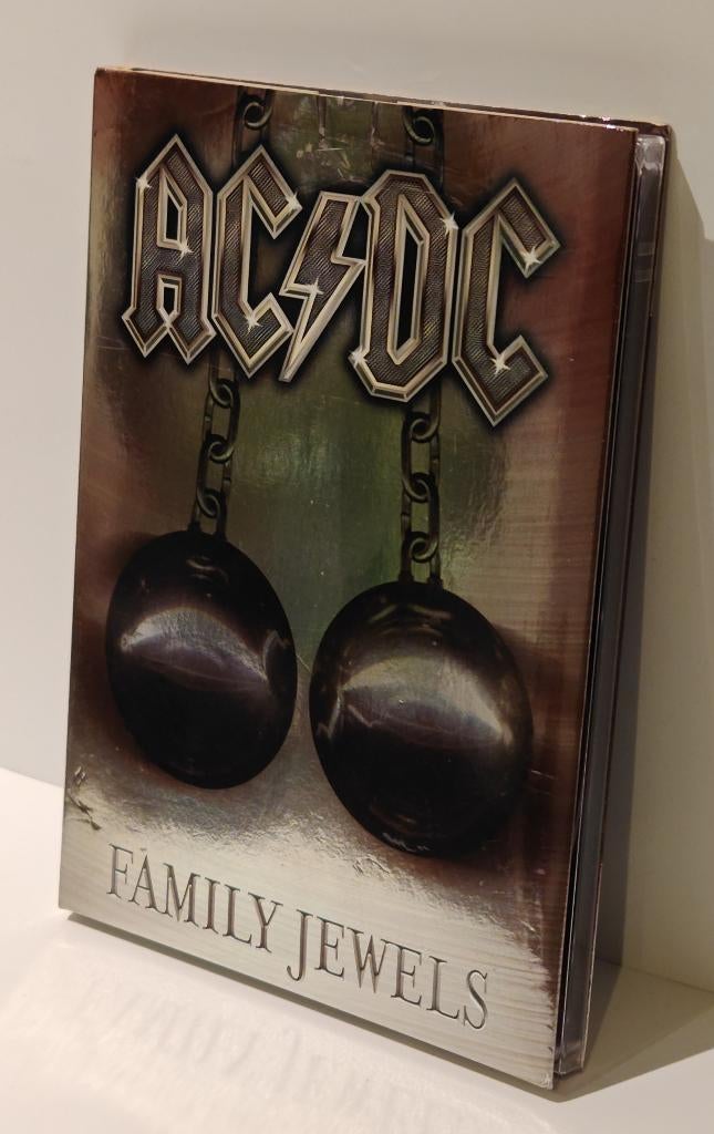 AC/DC Family Jewels 2‑DVD Set 40 clips zeldzame tv‑optredens, Cd's en Dvd's, Dvd's | Muziek en Concerten, Zo goed als nieuw, Alle leeftijden