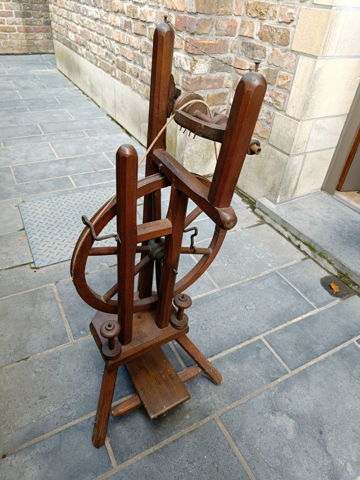 Antiek spinnenwiel met drie spoelen, Ophalen
