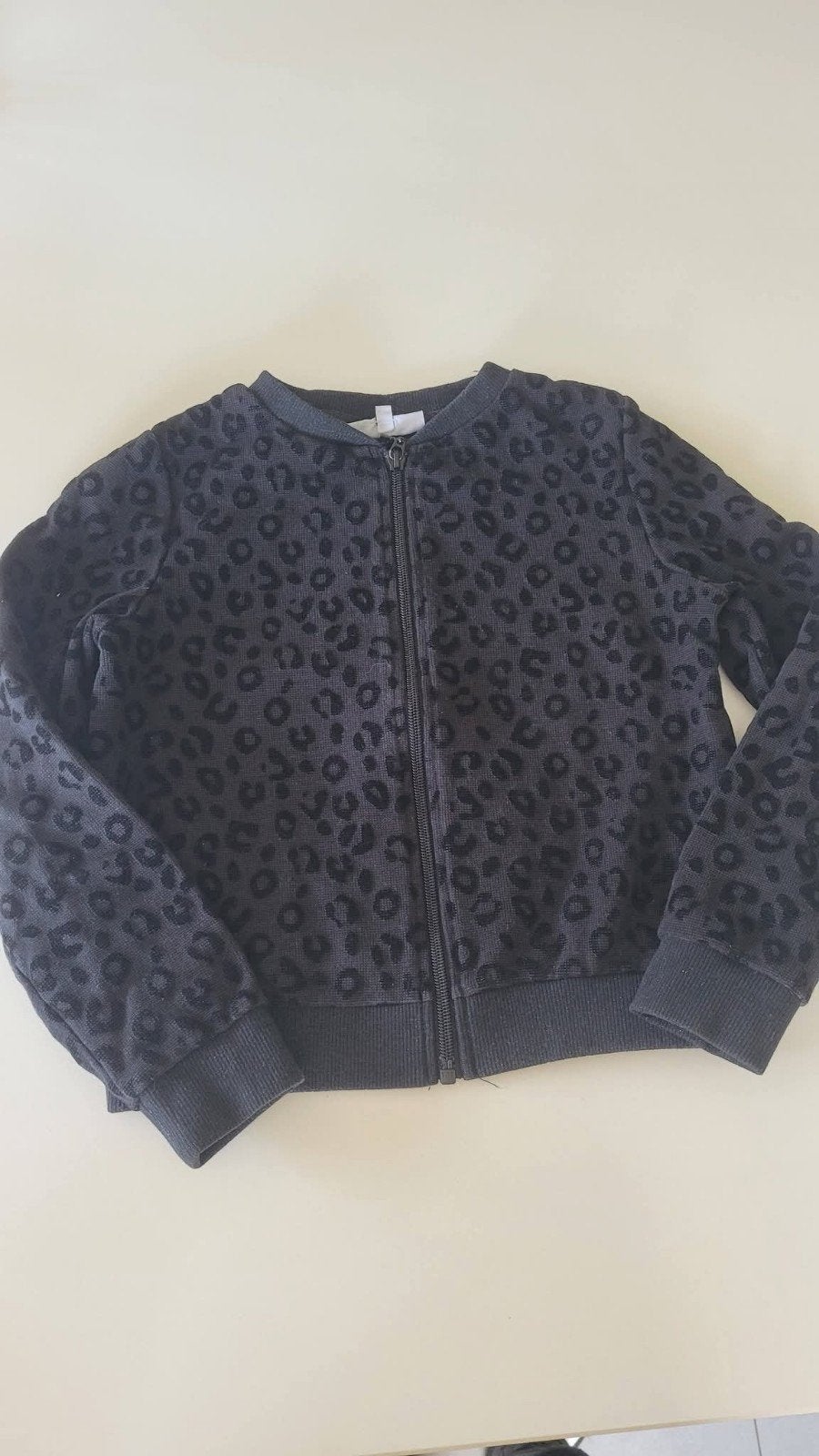 Zwarte sweater met rits luipaardmotief Maat: 134
Mrk: Fish, Kleding | Dames, Ophalen of Verzenden