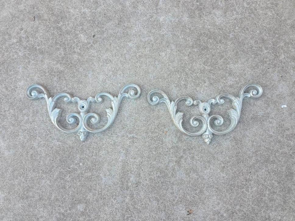 Set van 2 klassieke metalen ornamenten – barok wanddecoratie, Ophalen of Verzenden, Zo goed als nieuw, Geel