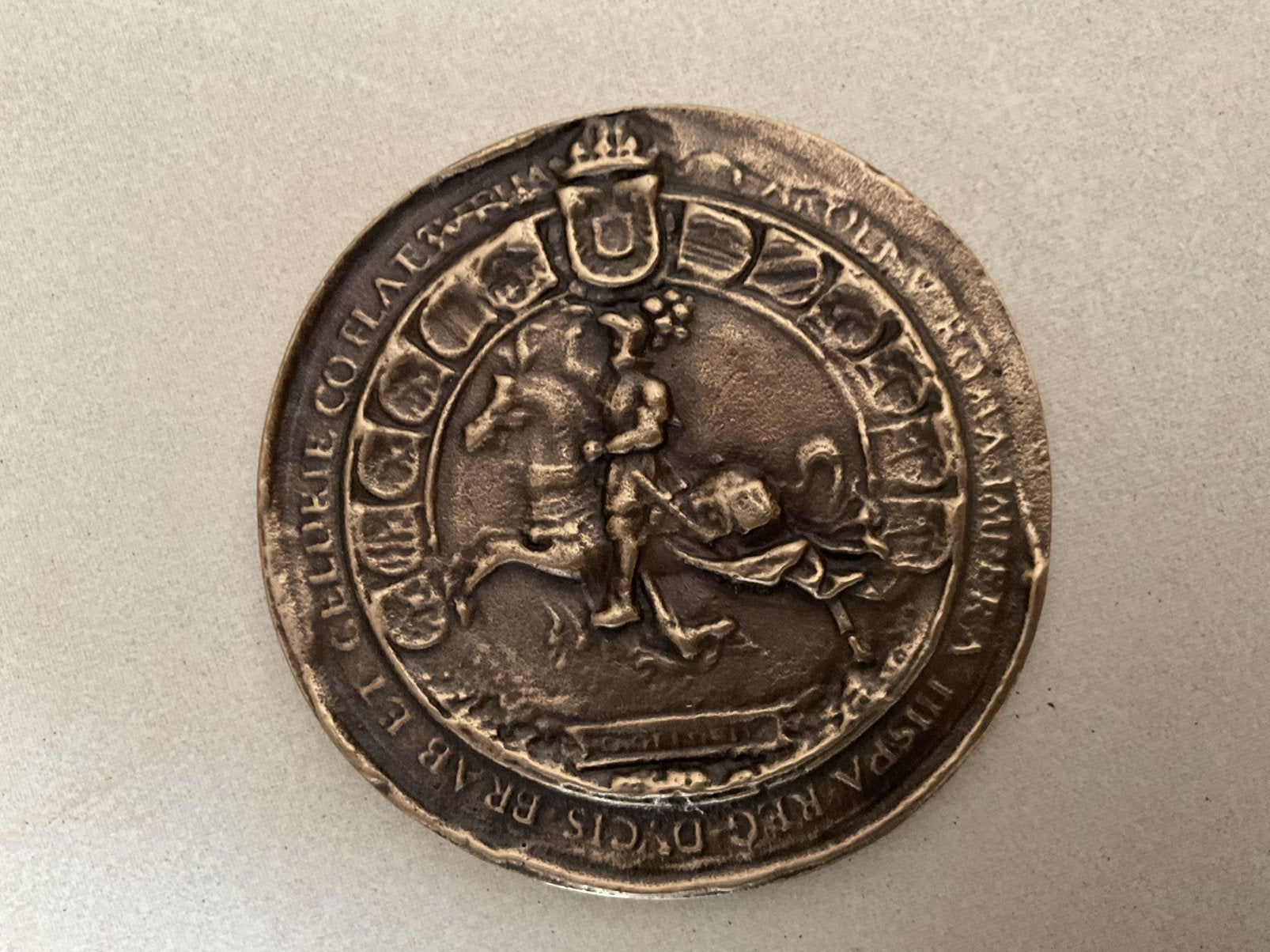 Bronzen medaille Keizer Karel ., Postzegels en Munten, Penningen en Medailles, Ophalen, Brons