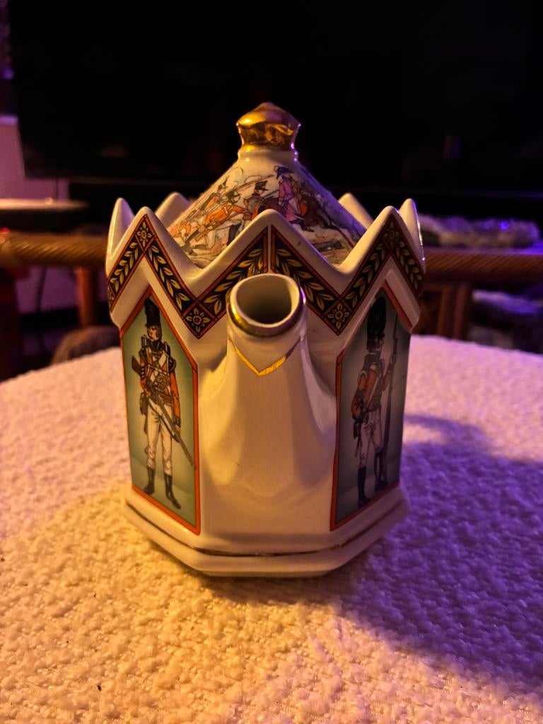 Théière en porcelaine 'La bataille de Waterloo', Consoles de jeu & Jeux vidéo, Enlèvement, Comme neuf