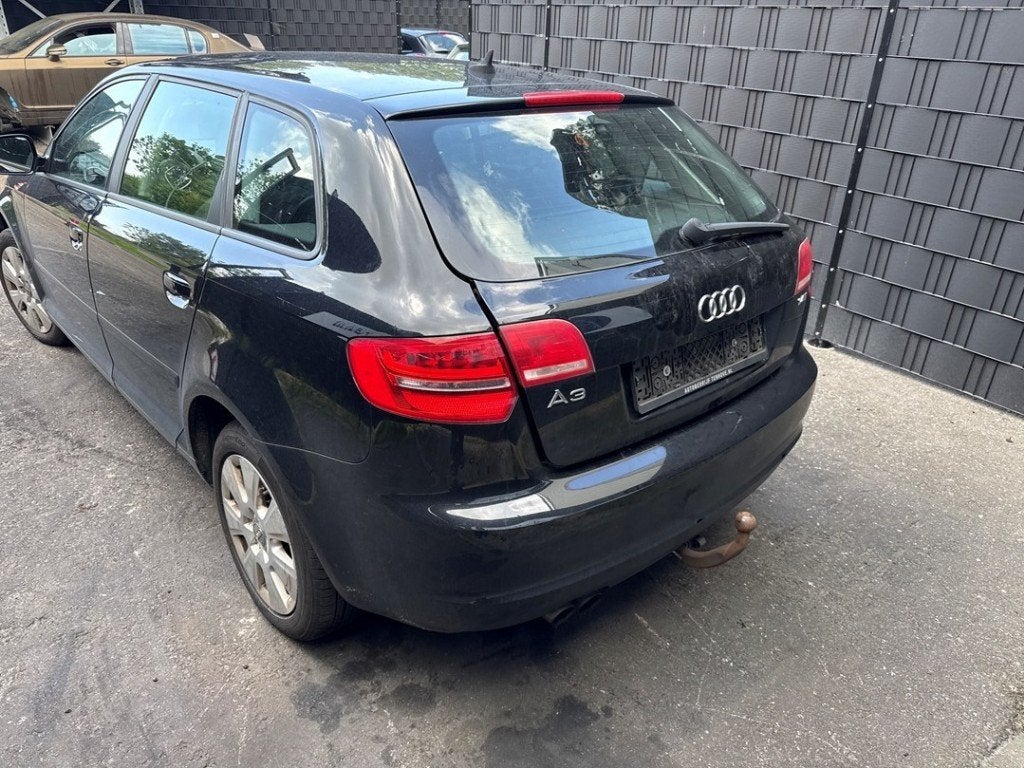 ATTELAGE REMORQUE Audi A3 Sportback (8PA) (|8P4092155|), Auto-Union-Straße  1,
85057  Ingolstadt, DE, Info@audi.de, Audi, Utilisé