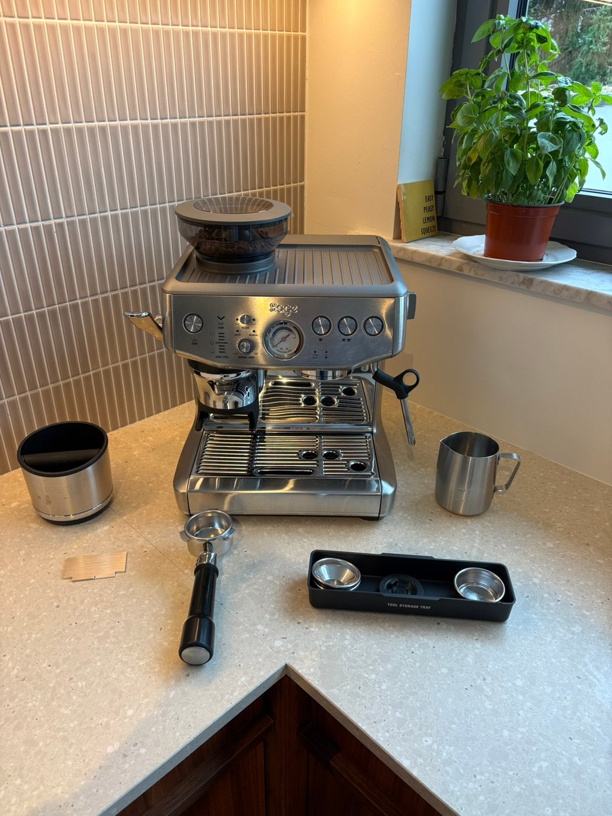 Sage Barista Express Impress Brushed Stainless Steel, Elektronische apparatuur, Ophalen, Zo goed als nieuw, Barista-accessoire