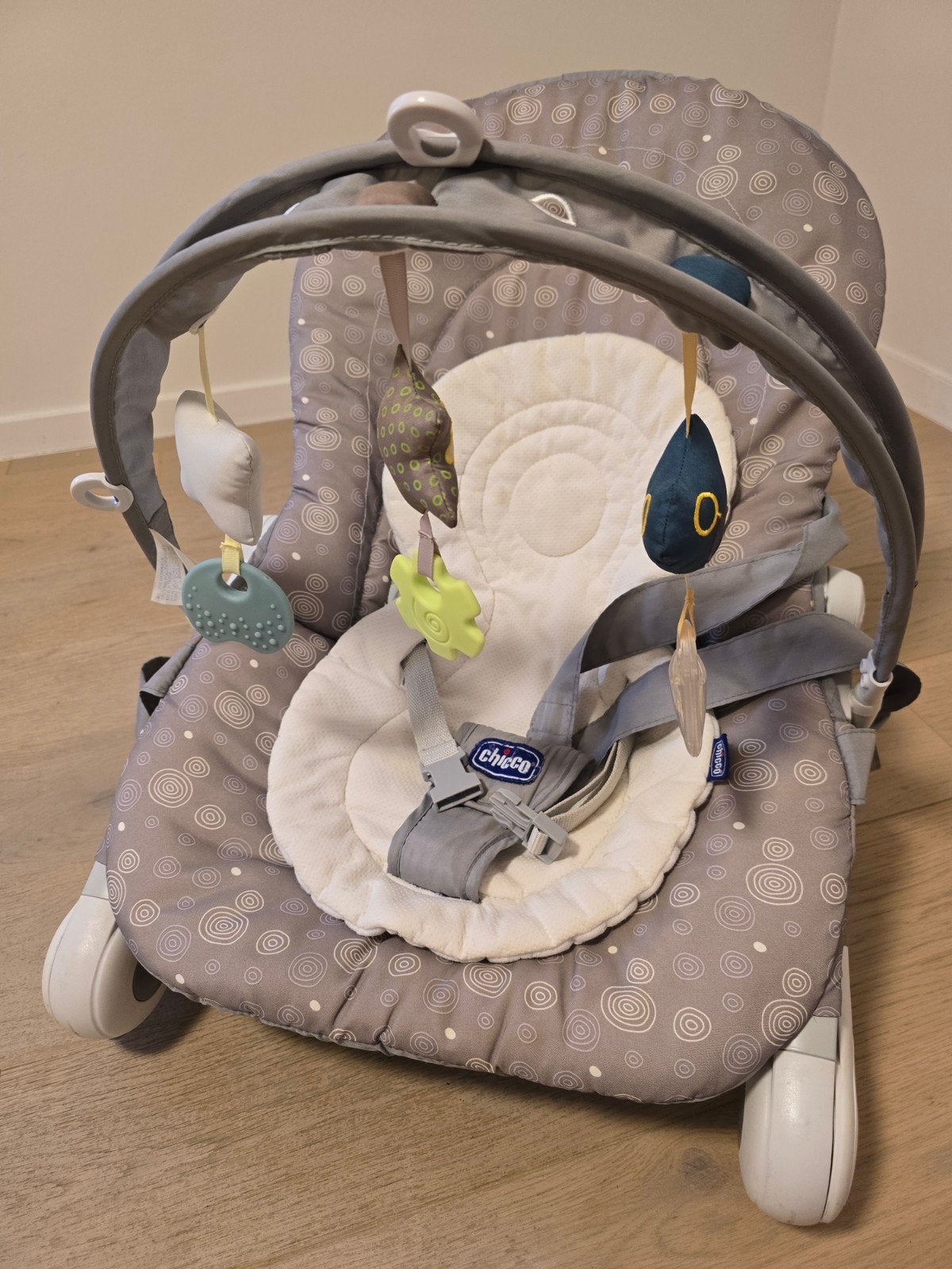 Bascule ou balançoire Chicco pour bébé avec un arc de jeu, Enfants & Bébés, Enlèvement, Chicco, Réglable
