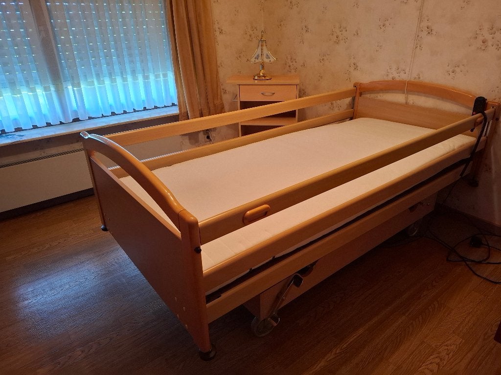 Ziekenhuis bed, Maison & Meubles, Chambre à coucher | Lits, Comme neuf, Une personne, Bois, Beige, Réglable, Enlèvement