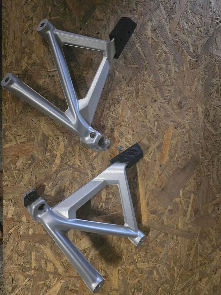 Bmw Gs1250 supports repose pieds arrières d'origine, Enlèvement