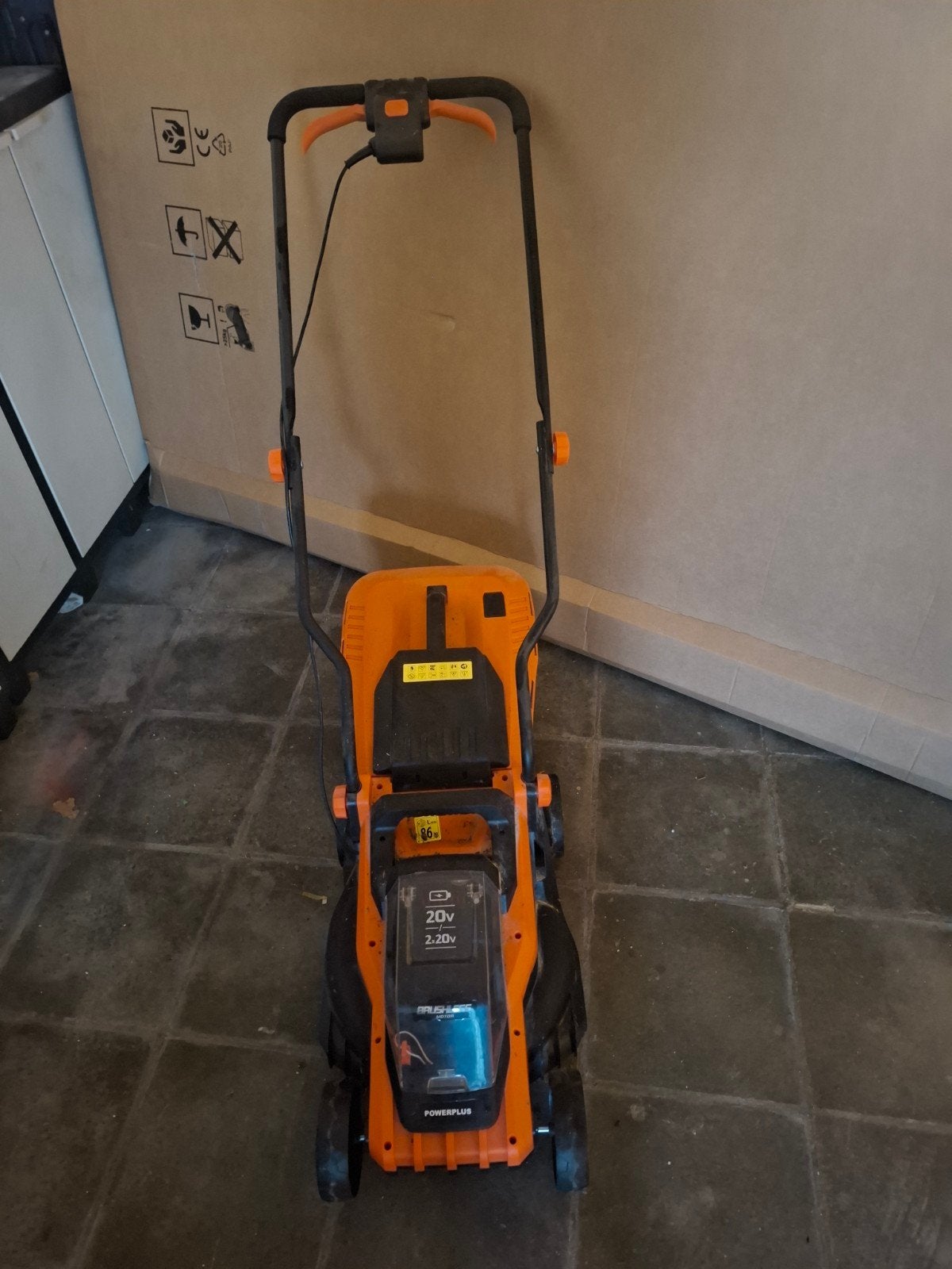 Om de Powerplus borstelloze grasmaaier met 40V accu vast te, Ophalen