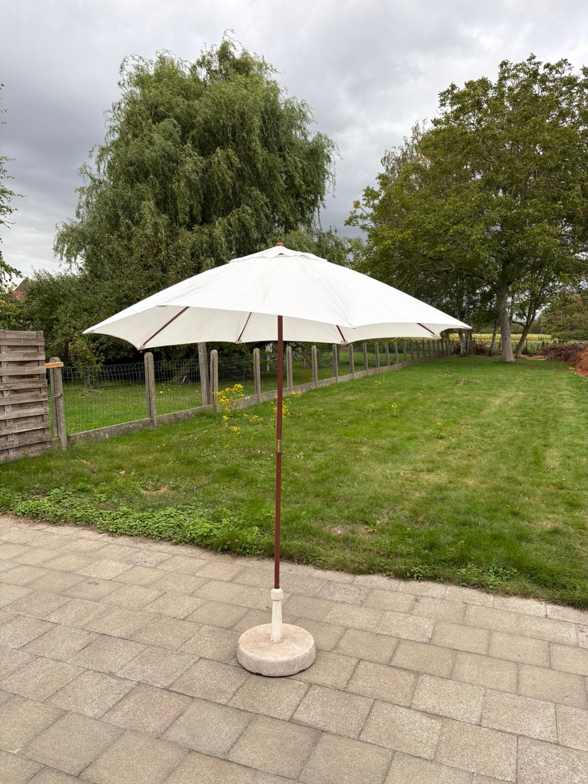 Parasol diamètre 185 cm avec base en béton, Jardin & Terrasse, Parasols, Enlèvement, Utilisé, 1 à 2 mètres, Parasol sur pied