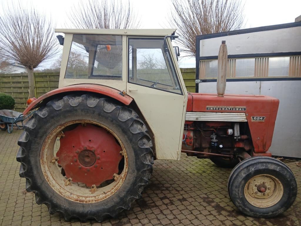 International 624, Zakelijke goederen, Ophalen