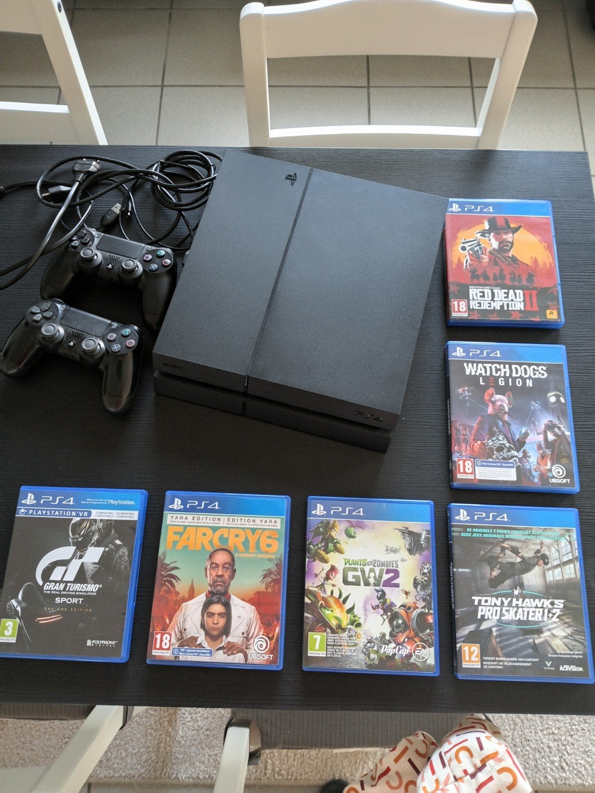 ps 4 werkt perfect met 6 games, Consoles de jeu & Jeux vidéo, Enlèvement ou Envoi, Comme neuf, 1 TB, Avec 2 manettes