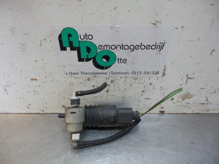 Ruitensproeierpomp voor van een Volkswagen Golf (Golf 04-), Gebruikt, -, Volkswagen, -