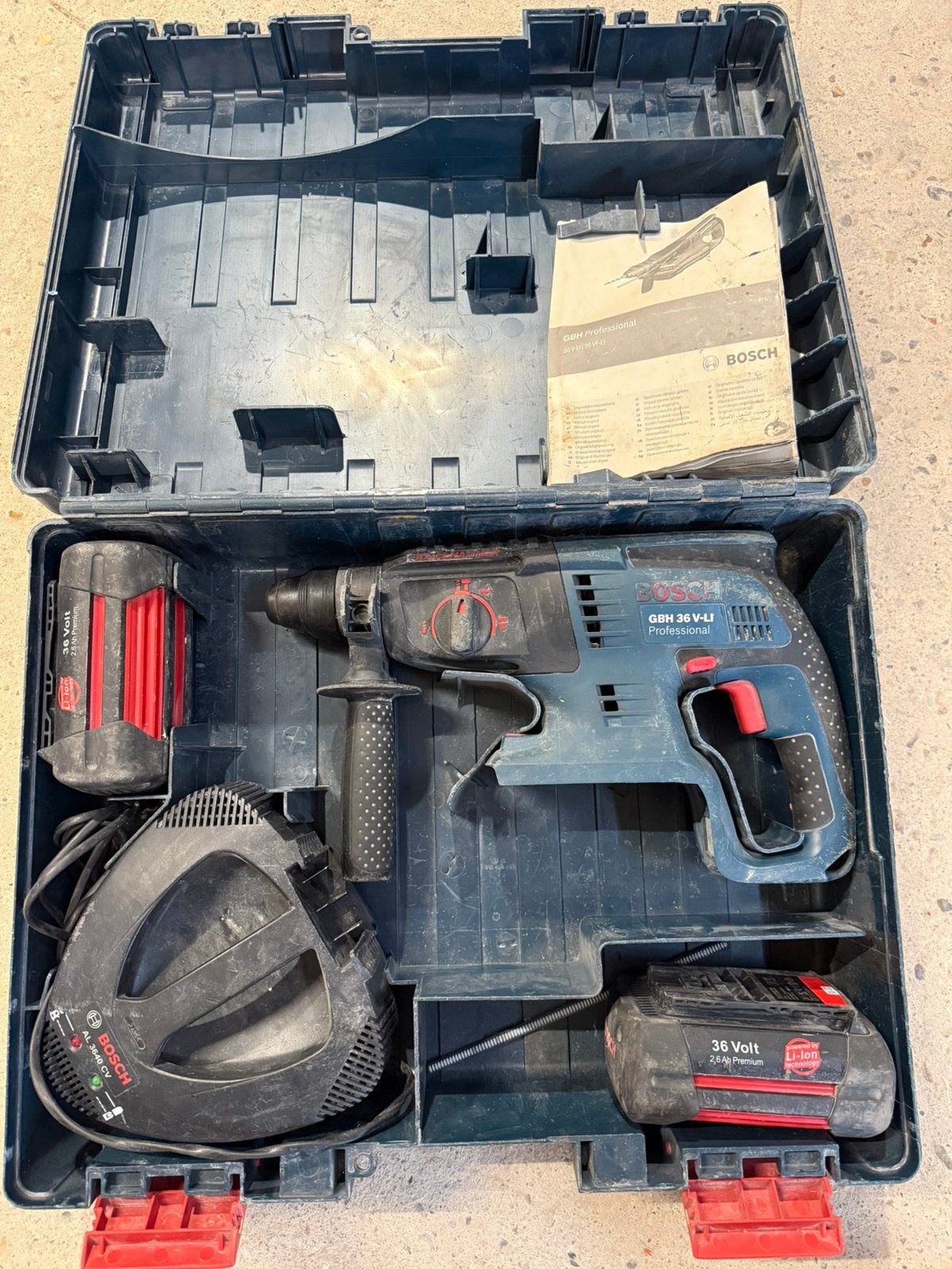 2x Bosch 36v 2,6Ah batterij + lader, Ophalen, Gebruikt, Boormachine