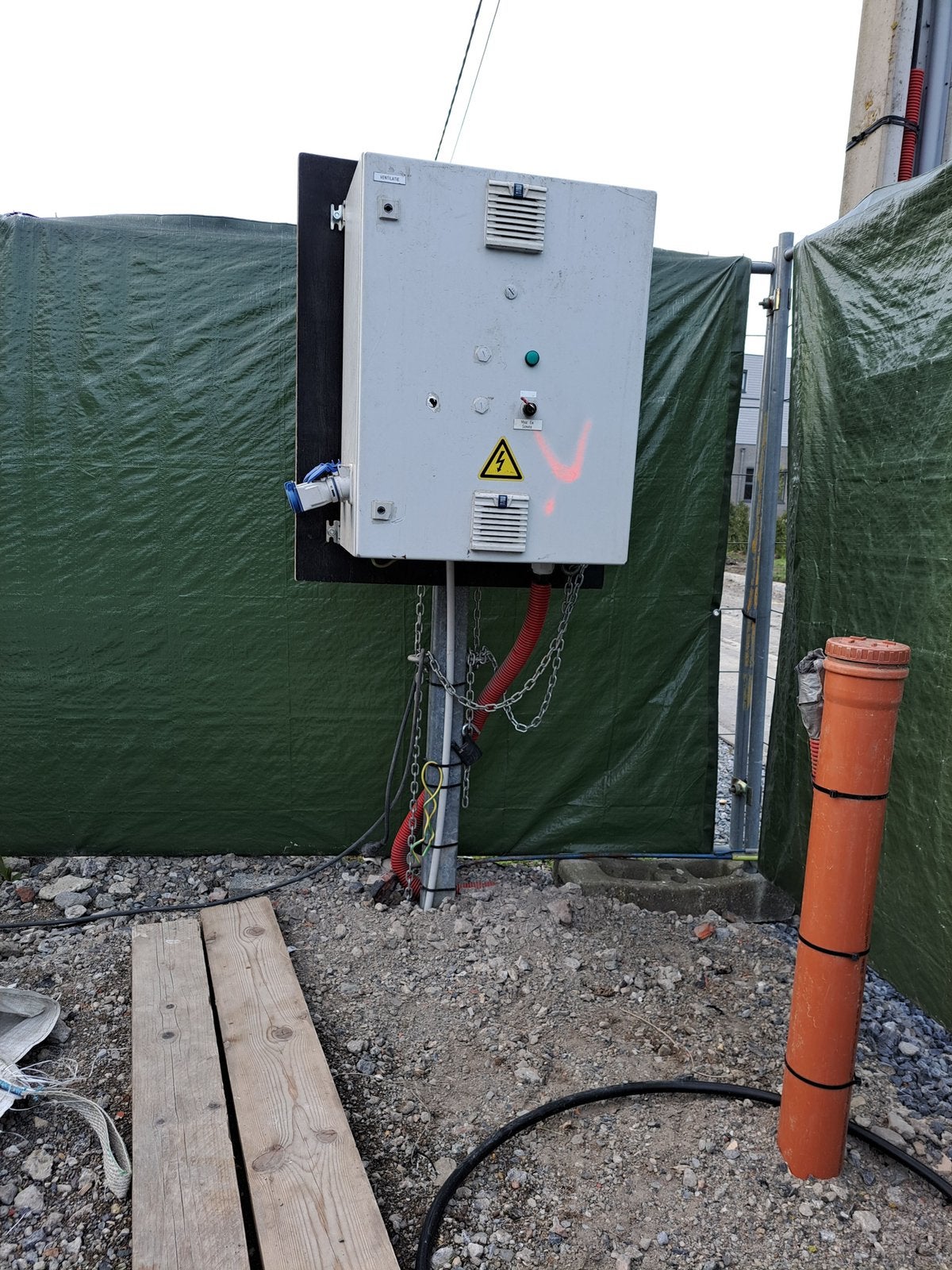 Armoire électrique de chantier sur poteau métallique, Bricolage & Construction, Enlèvement, Comme neuf