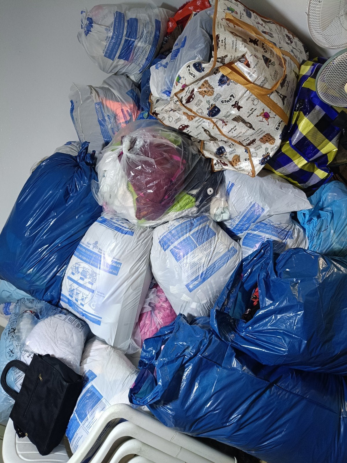 très gros lot de vêtements, Enlèvement