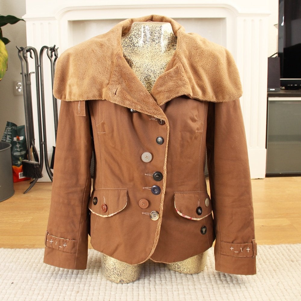 Belle veste boutonnée (M) €45, -, ANDERE, Taille 38/40 (M), Comme neuf, Brun