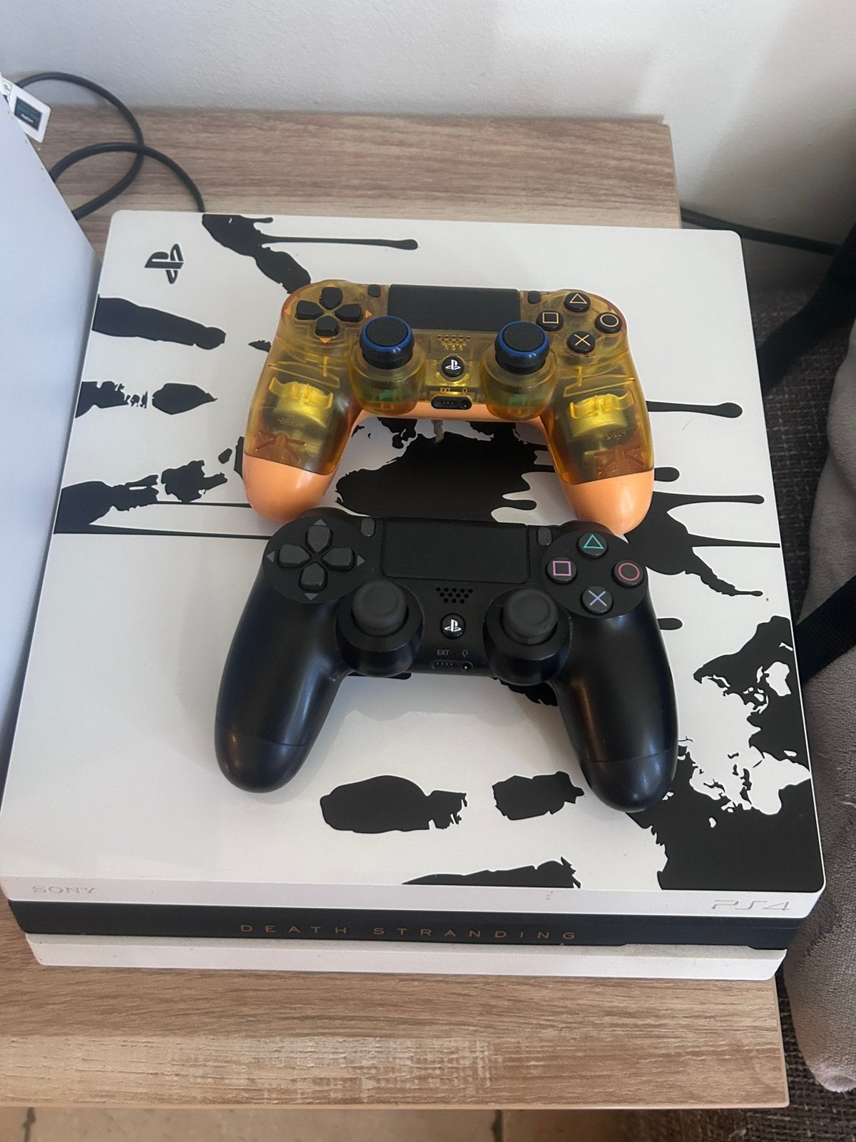 Ps 4 pro limited edition death stranding. 1TB, Ophalen, Met games, Met 2 controllers, Zo goed als nieuw