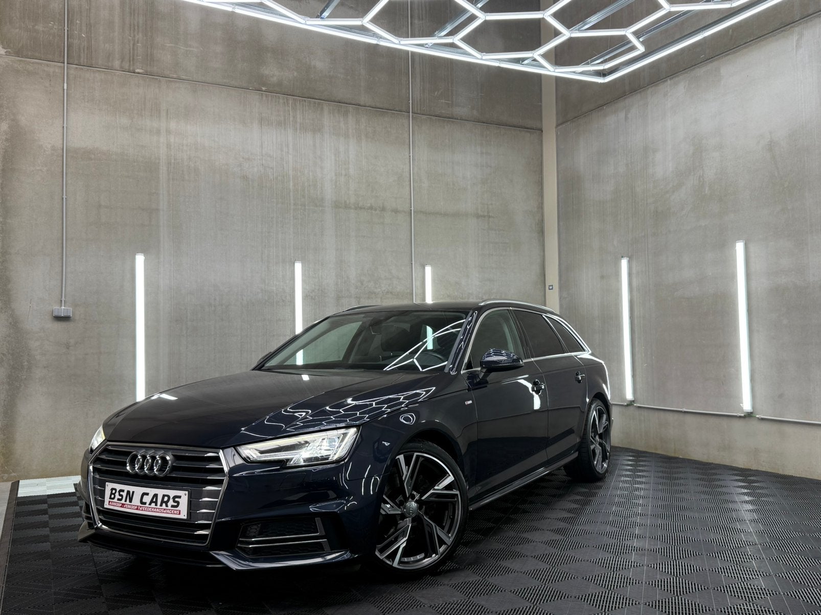 AUDI A4/S-LINE/CARPLAY/ZETELVRWRMNG/SFEERLICHT/VIRTUAL/GRNTI, Stof, Blauw, A4, https://public.car-pass.be/vhr/ec392d3b-21df-460d-b146-aae274b7b235
