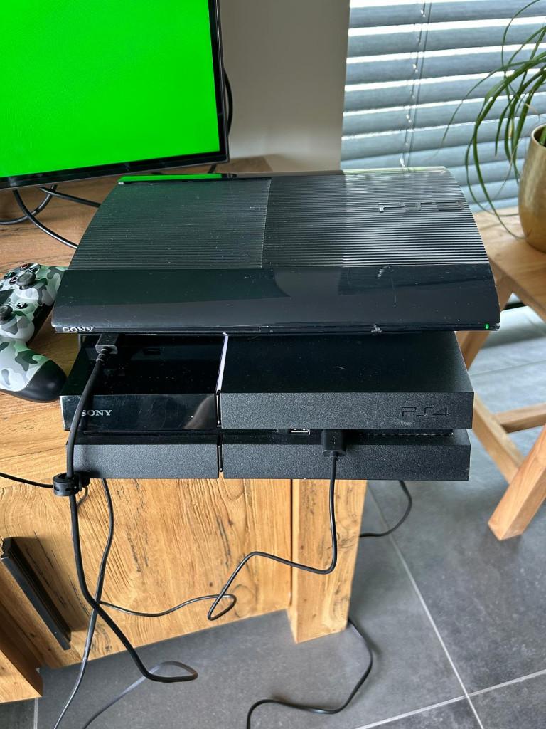 2 Playstations (PS3 en PS4) in 1 koop met 19 spellen, Games en Spelcomputers, Spelcomputers | Sony Consoles | Accessoires, Ophalen