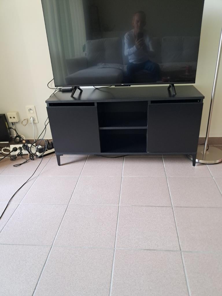 Tv kast zwart mag weg voor 30€, Maison & Meubles, Armoires | Mobilier de télévision, Enlèvement