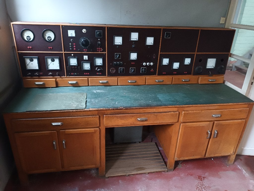 Vintage werkbank met meetapparatuur - Uniek industrieel stuk, Autres types, Enlèvement, Utilisé, 82 cm
