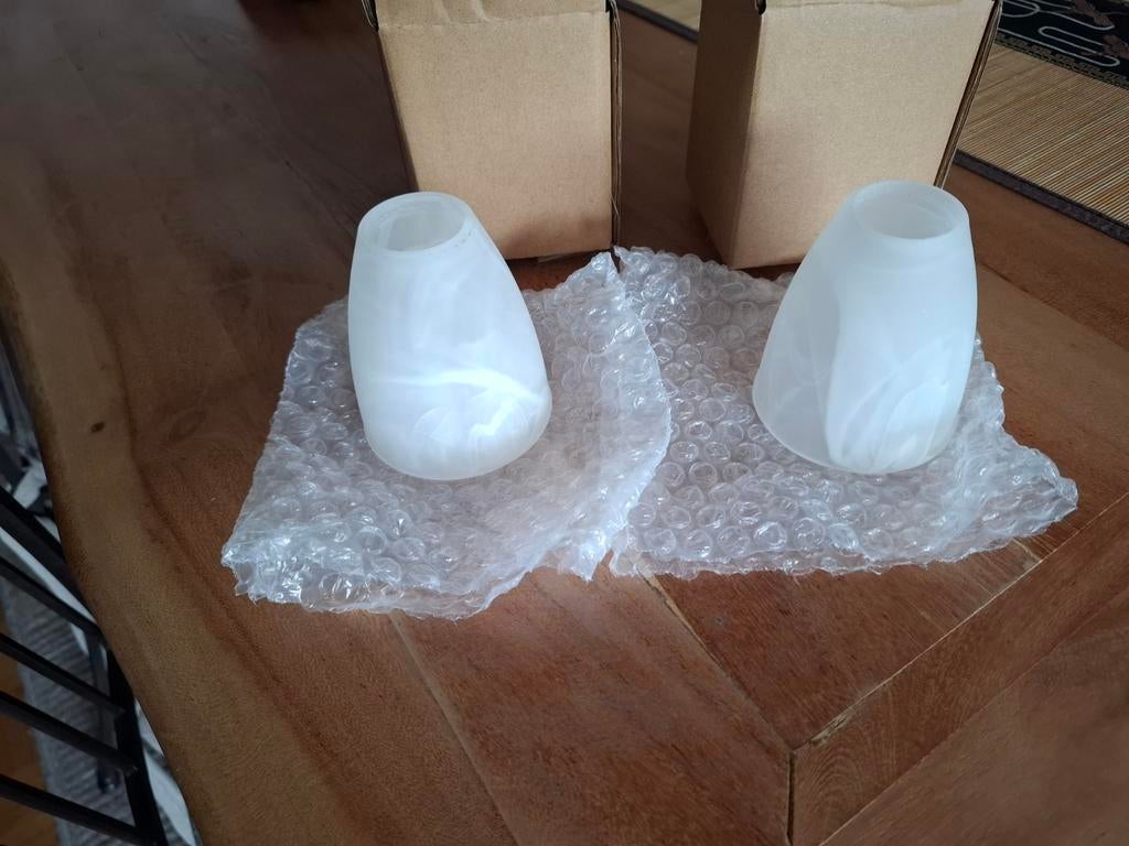 2 petits abat jour en verre flammé blanc opaque neufs, Huis en Inrichting, Lampen | Lampenkappen, Nieuw, Wit, Ophalen
