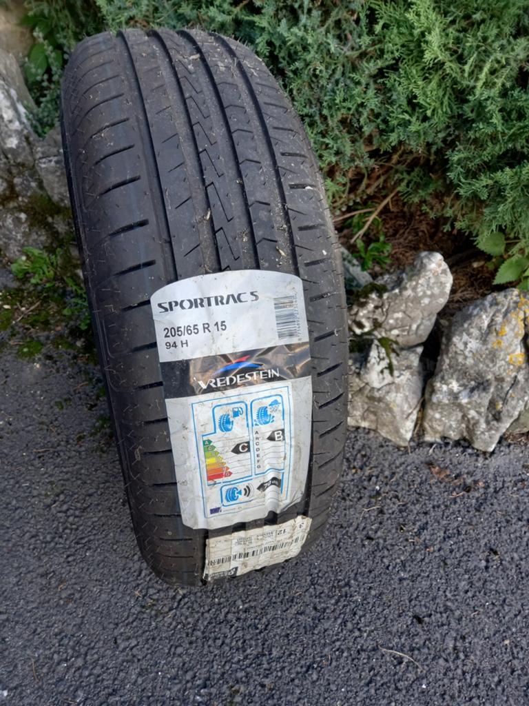 Pneus neufs. Les deux pour 100 euros.., Enlèvement, Pneu(s)