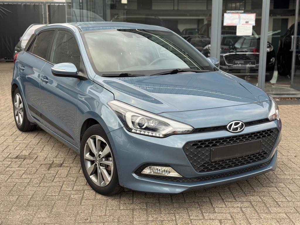 Hyundai // i20 Play, Voorwielaandrijving, Stof, Gebruikt, https://public.car-pass.be/vhr/eb8e7a87-4e3a-4cf9-8794-2cf3a1d12121