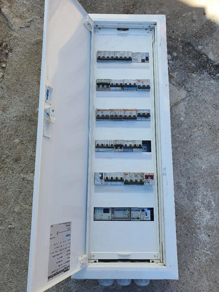 Boîte à fusibles électrique avec 6 fusibles. 16c-20c-380v-22, Bricolage & Construction, Électricité & Câbles, Enlèvement, Utilisé