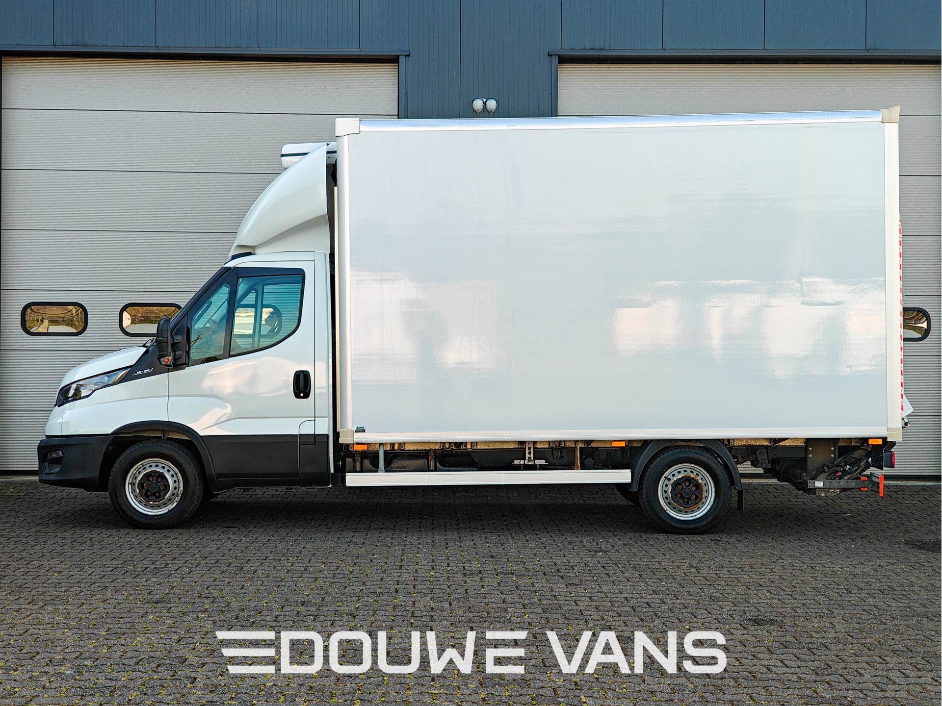 Iveco 35-160 Daily 35-160 2.3 Koelwagen Airco Laadklep DAB G, Auto's, Bestelwagens en Lichte vracht, Gebruikt, Zwart, Iveco, Wit