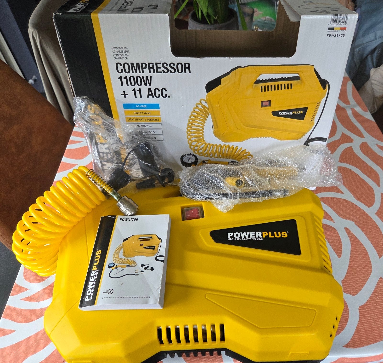 compressor met accesoires, Doe-het-zelf en Bouw, Ophalen of Verzenden, Zo goed als nieuw, 6 tot 10 bar, Olievrij