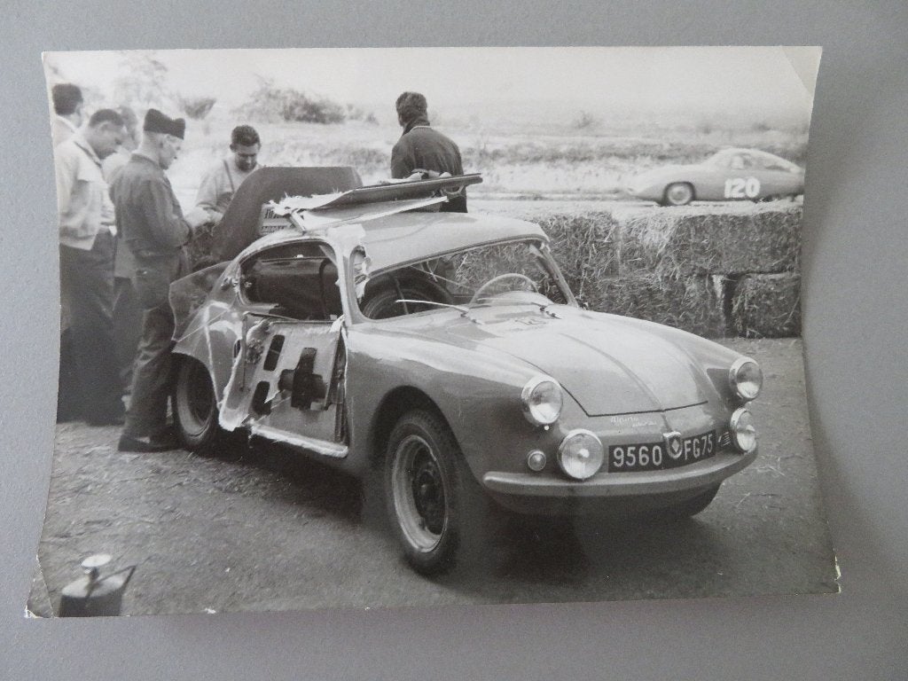 persfoto Renault Alpine A106 crash tijdens Rallye in 1956, Verzamelen, Foto, Ophalen of Verzenden, Zo goed als nieuw, 1940 tot 1960