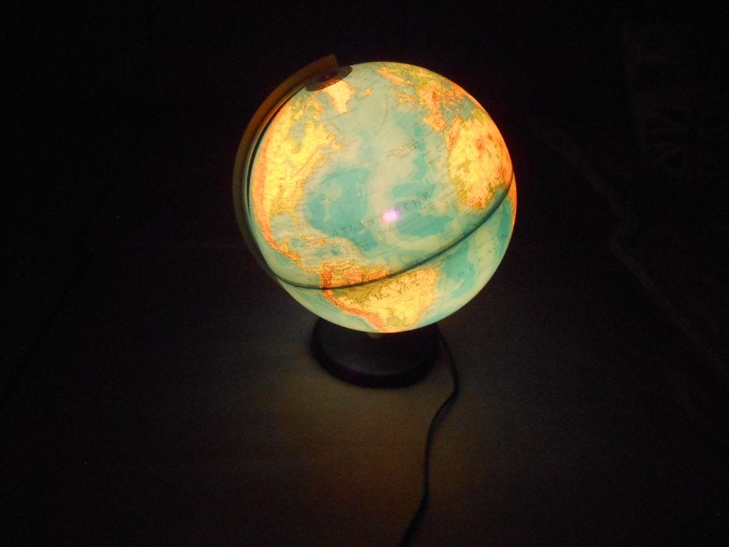 Wereldbol verlicht in zeer goede staat., Ophalen, Verlicht, Kunststof, 30 cm