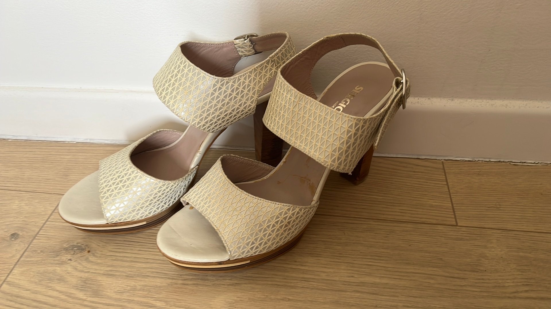 Sandals pour femme, Beige, Comme neuf, Enlèvement, Sandales et Mûles
