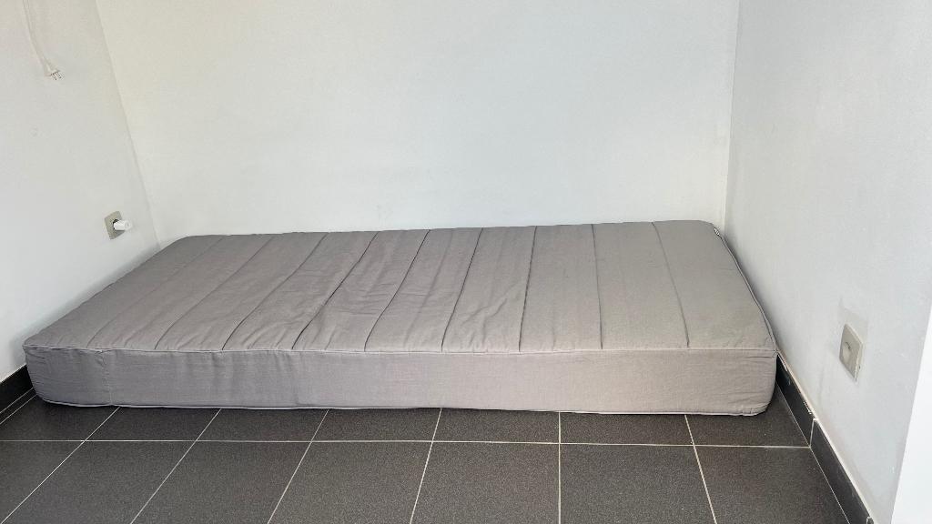 Eenpersoonsmatras 90x200 + hoes + kinderlakens, Huis en Inrichting, Slaapkamer | Matrassen en Bedbodems, Ophalen, Zo goed als nieuw