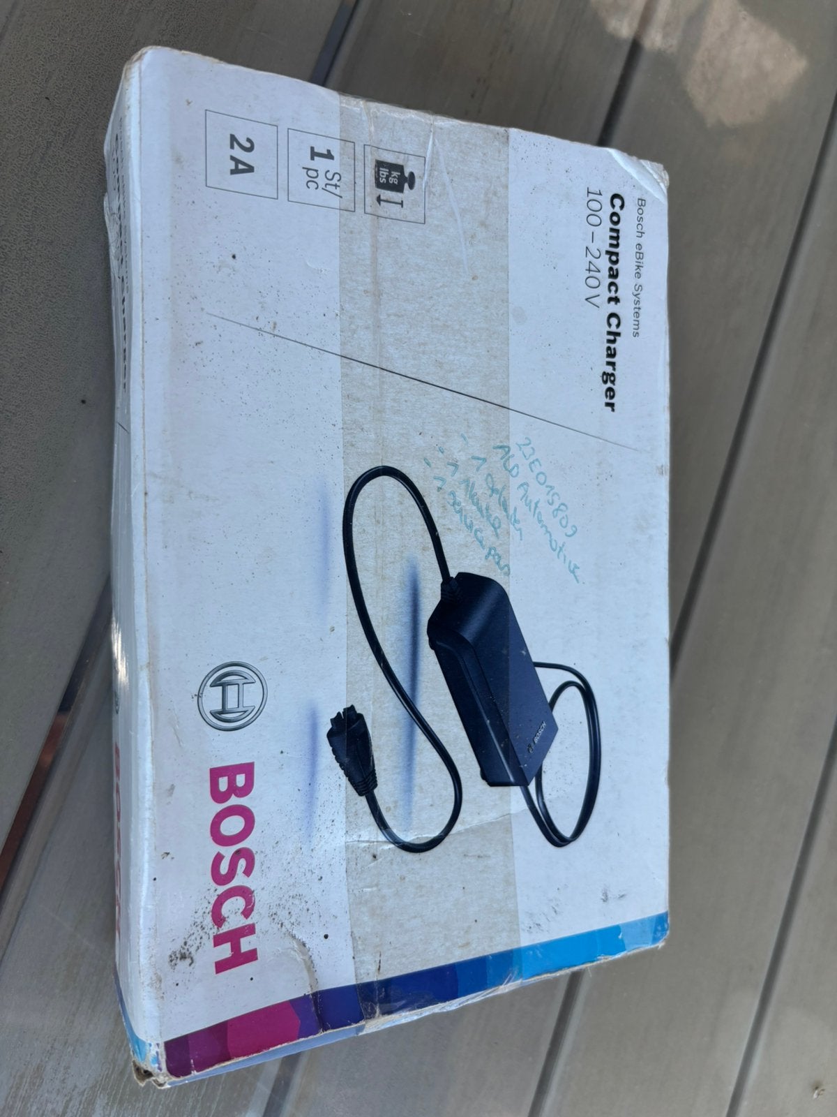 Bosch compact charger 100-240V, Enlèvement, Neuf