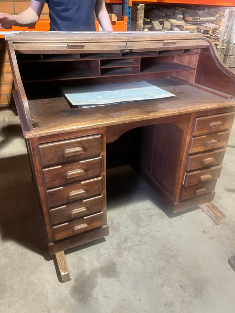 Oude secretaire met rolafsluiting, Ophalen