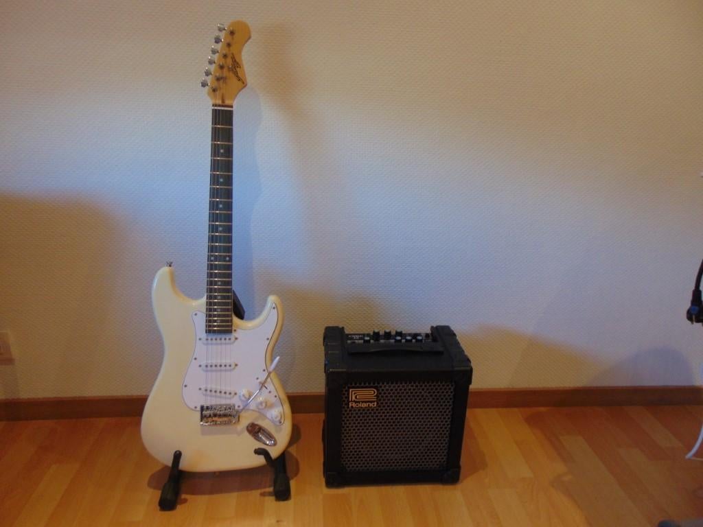 Gitaar Stratocaster + Gitaar versterker Roland Cube 15XL, Ophalen, Nieuw, Solid body, Met versterker