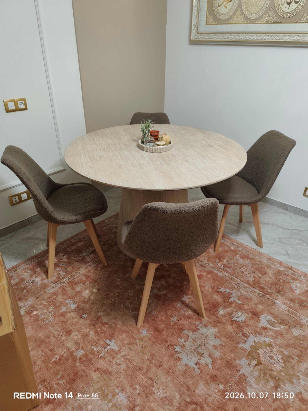 belle table design en beige avec 4 chaises de couleur taupe, Maison & Meubles, Quatre personnes, Rond, 50 à 100 cm, Comme neuf