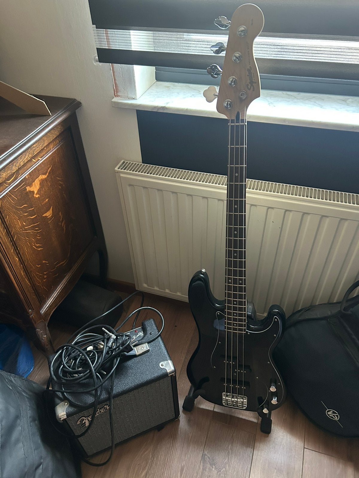 Guitare Bass - Squier by Fender + ampli et cables, Musique & Instruments, Enlèvement, Comme neuf, Fender